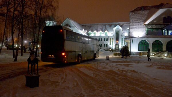 Автобус с участники детского хора Всехсвятского прихода подъезжает к Дому милосердия - Sputnik Беларусь