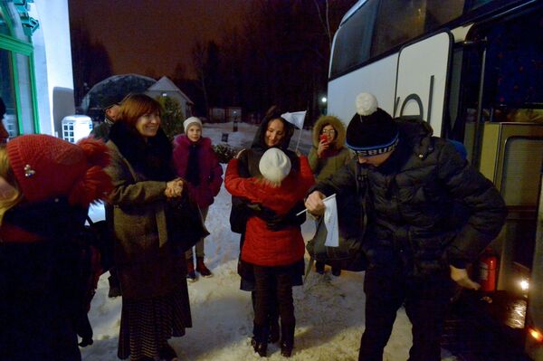 Родители спешат обнять своих детей и убедиться в том, что никто серьезно не пострадал в ДТП - Sputnik Беларусь