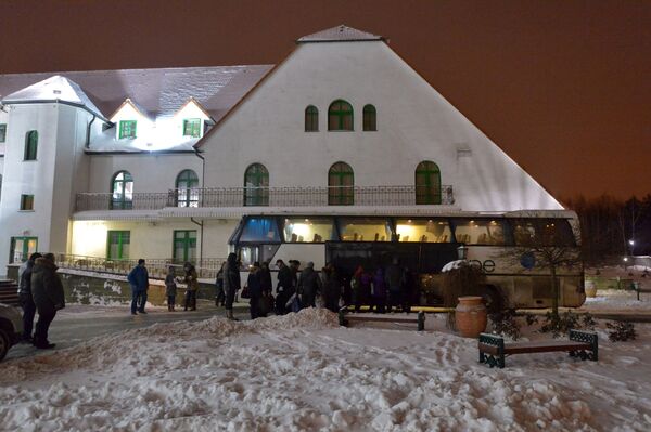 Родители встречают участников хора Всехсвятского прихода у Дома милосердия - Sputnik Беларусь