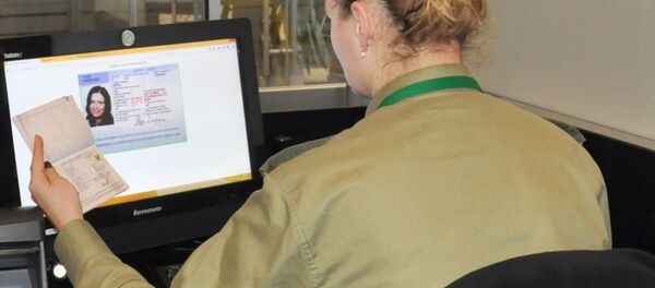 Проверка документов польскими таможенниками - Sputnik Беларусь