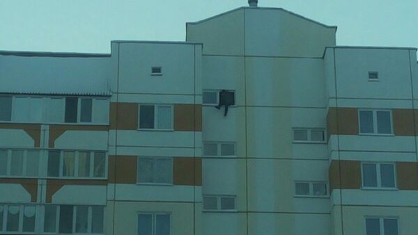 Мужчина в окне дома - Sputnik Беларусь