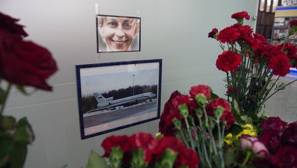 Люди несут цветы к аэропорту Сочи в память о погибших в авиакатастрофе - Sputnik Беларусь