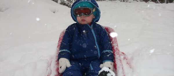 Девочка на снежной горке - Sputnik Беларусь