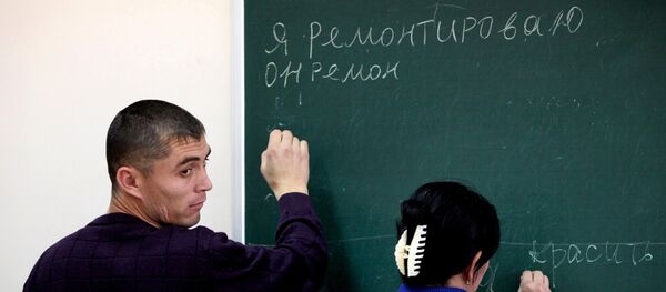 Учащиеся на занятиях по русскому языку Учащиеся на занятиях по русскому языку - Sputnik Беларусь