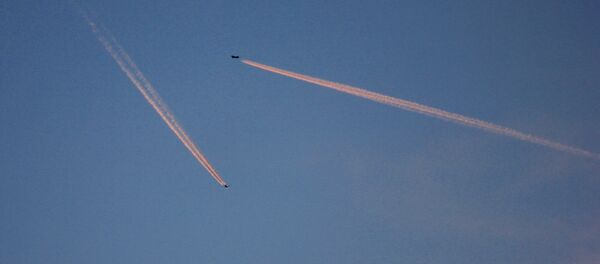 След от самолета в небе - Sputnik Беларусь