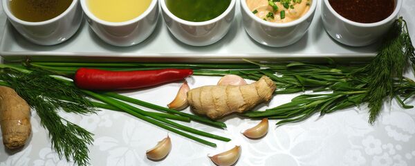 Заправки для салатов: ореховая, медово-горчичная, на травах - Sputnik Беларусь