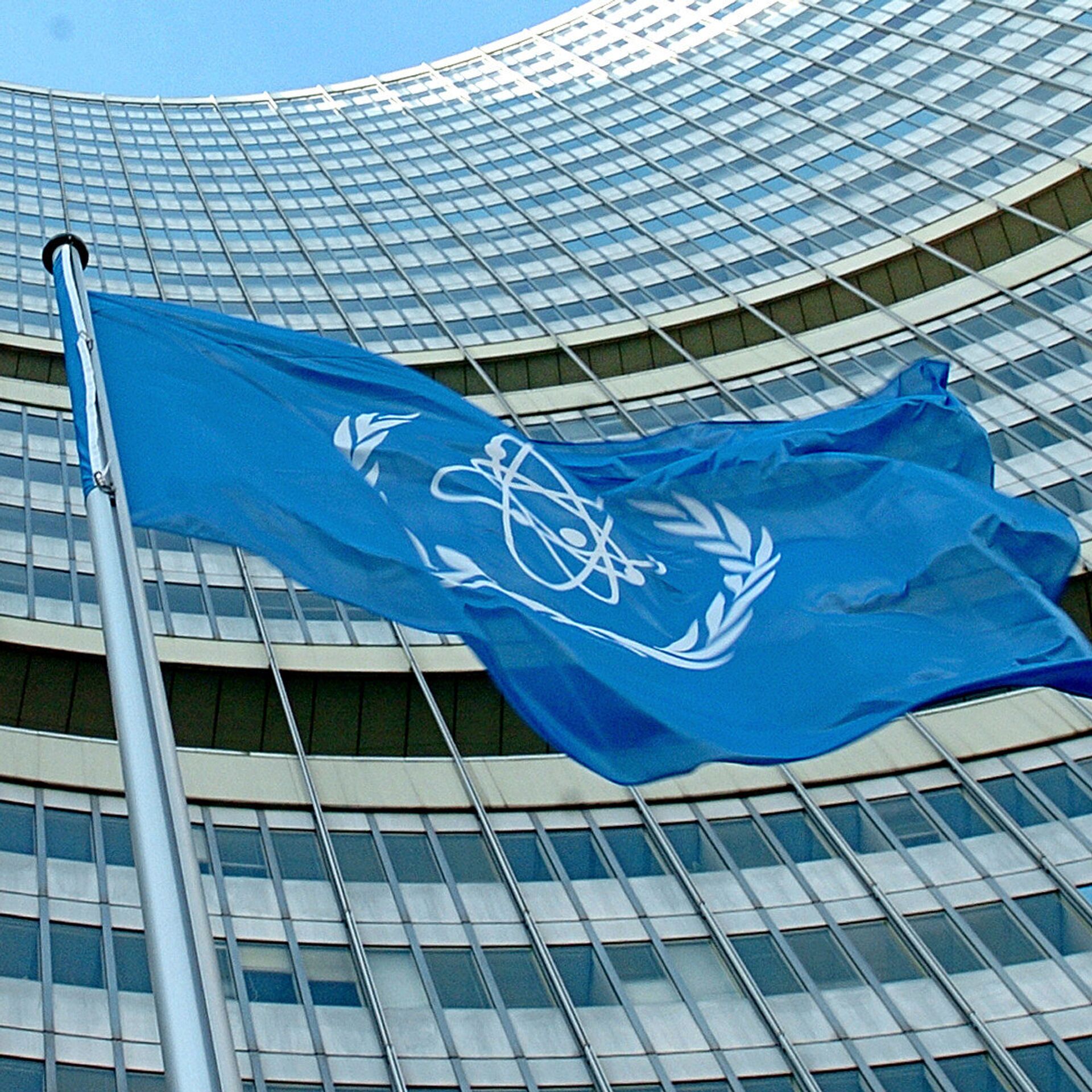 Оон энергия. Штаб квартира МАГАТЭ В Вене. Международное агентство по атомной энергии (МАГАТЭ). ООН МАГАТЭ. Флаг МАГАТЭ.