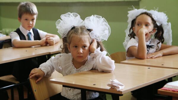 Первоклассницы в школе, архивное фото - Sputnik Беларусь