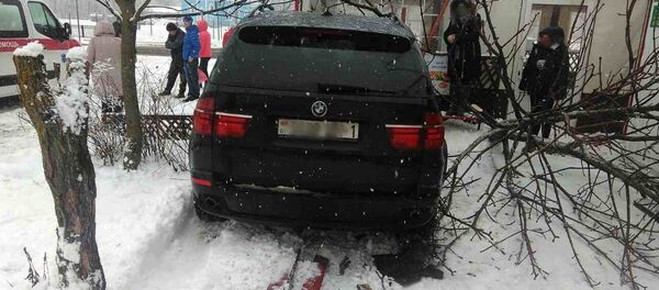 BMW врезался в торговый павильон в Бресте - Sputnik Беларусь