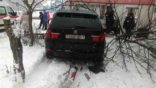 BMW врезался в торговый павильон в Бресте - Sputnik Беларусь