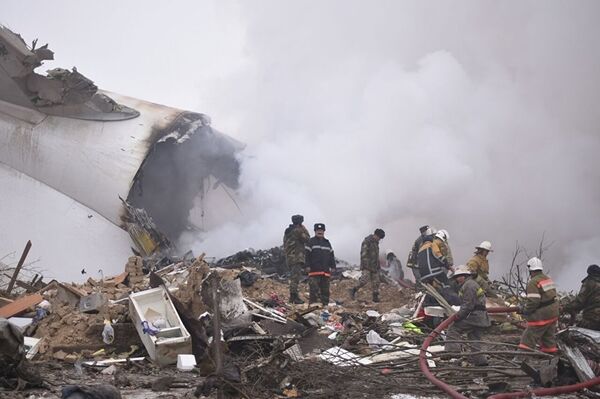 Спасатели работают на месте падения боинга под Бишкеком Спасатели работают на месте падения боинга под Бишкеком - Sputnik Беларусь