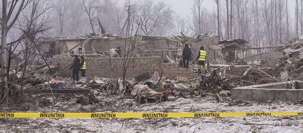 Работы на месте авиакатастрофы недалеко от аэропорта Манас Работы на месте авиакатастрофы недалеко от аэропорта Манас - Sputnik Беларусь