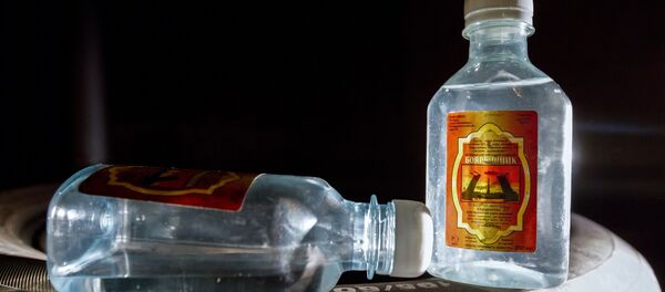 Емкости со спиртосодержащим средством с боярышником - Sputnik Беларусь