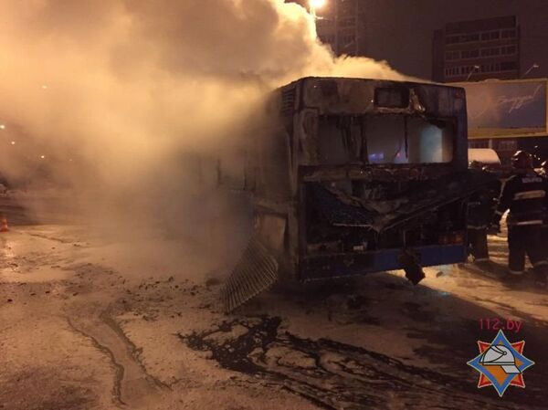 Огнем поврежден моторный отсек и салон автобуса - Sputnik Беларусь