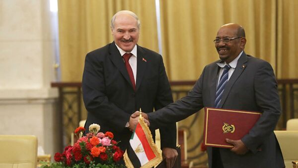 Президент Беларуси Александр Лукашенко и Президент Судана Омар Хасан Ахмед аль-Башир во время подписания документов по итогам переговоров, 17 января 2017 года - Sputnik Беларусь