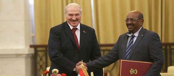 Президент Беларуси Александр Лукашенко и Президент Судана Омар Хасан Ахмед аль-Башир во время подписания документов по итогам переговоров, 17 января 2017 года Президент Беларуси Александр Лукашенко и Президент Судана Омар Хасан Ахмед аль-Башир во время подписания документов по итогам переговоров, 17 января 2017 года - Sputnik Беларусь