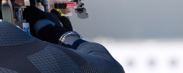 Биатлонист стреляет по мишеням во время тренировки - Sputnik Беларусь