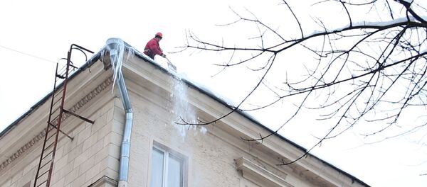 Как убирают снег с крыш минских домов - Sputnik Беларусь