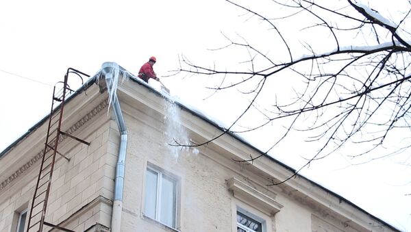 Как убирают снег с крыш минских домов - Sputnik Беларусь