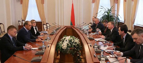 Премьер-министр Беларуси Андрей Кобяков встретился с владельцем группы компаний Кроноспан Питером Кайндлом Премьер-министр Беларуси Андрей Кобяков встретился с владельцем группы компаний Кроноспан Питером Кайндлом - Sputnik Беларусь