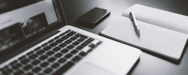 Компьютер, блокнот и ручка - Sputnik Беларусь