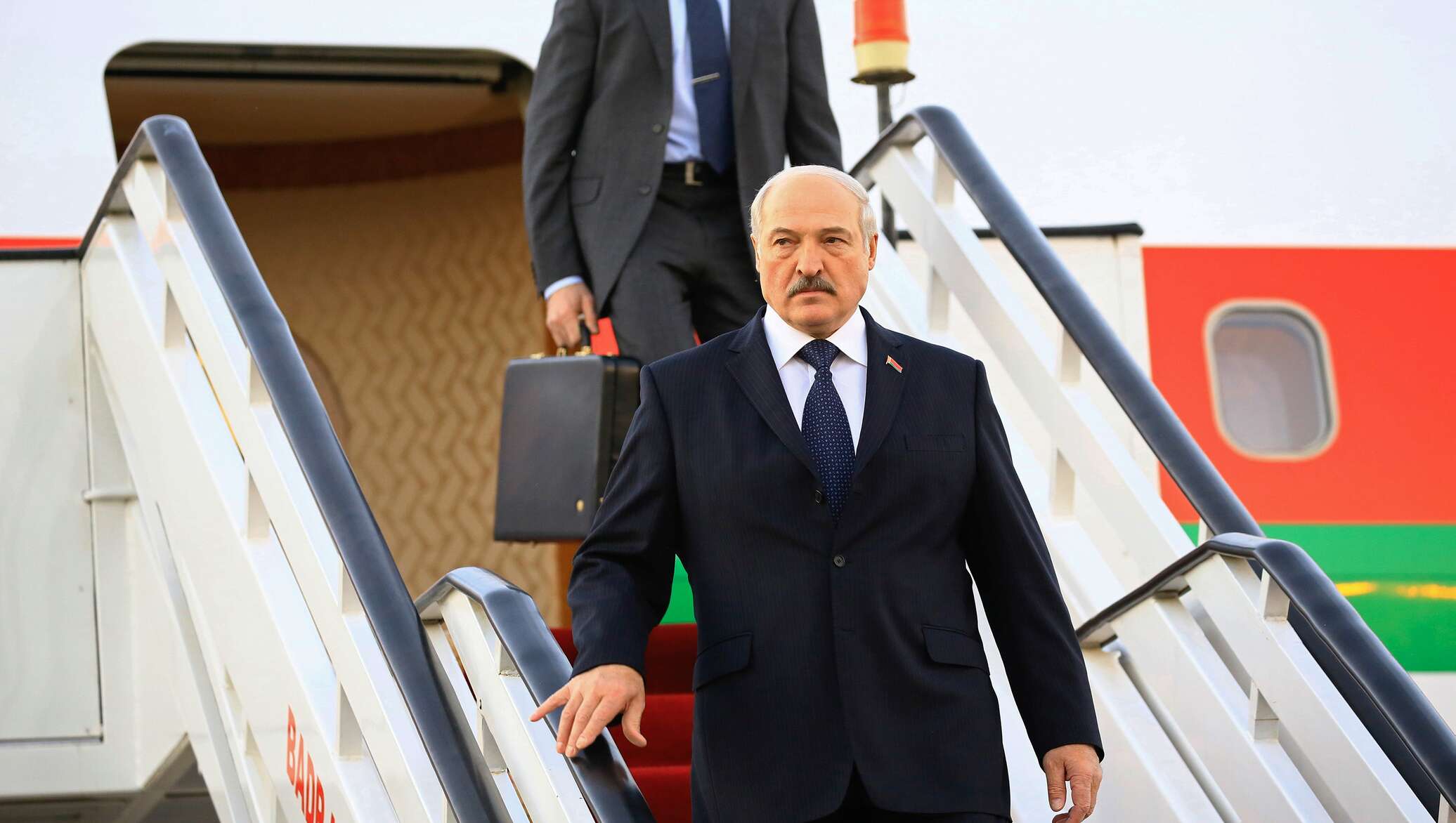 Лукашенко сколько лет в 2024 году исполнится. Лукашенко в Москве. Лукашенко прибыл. Кресло президента Белоруссии. Лукашенко прибыл в Москву.