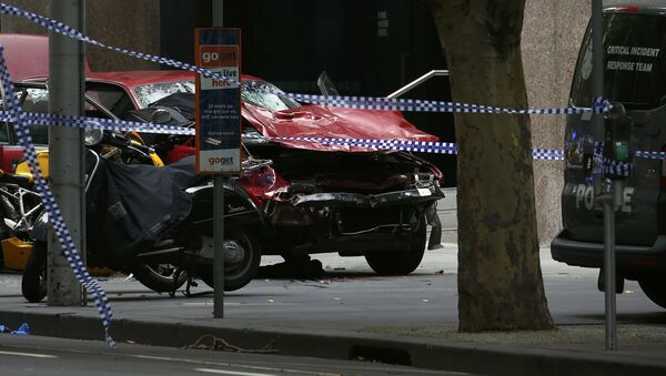 Неизвестный на автомобиле наехал на толпу в Мельбурне и открыл стрельбу, погибли трое - Sputnik Беларусь