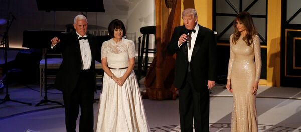 Трамп вместе с будущим вице-президентом Майком Пенсом и супругами - Sputnik Беларусь