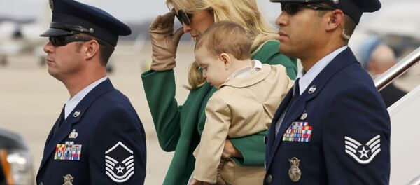 Иванка Трамп с сыном Джозефом в аэропорту Вашингтона - Sputnik Беларусь