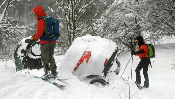 Автомобили, занесенные снегом после схода лавины в центральной части Италии - Sputnik Беларусь