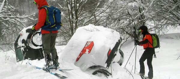 Автомобили, занесенные снегом после схода лавины в центральной части Италии - Sputnik Беларусь