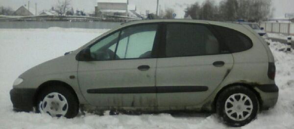 Застрявший в снегу автомобиль бесправника - Sputnik Беларусь