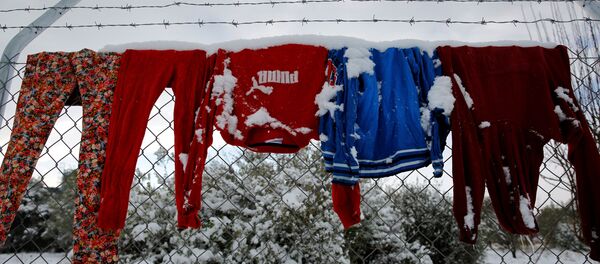 Вещи в лагере беженцев на севере Афин - Sputnik Беларусь