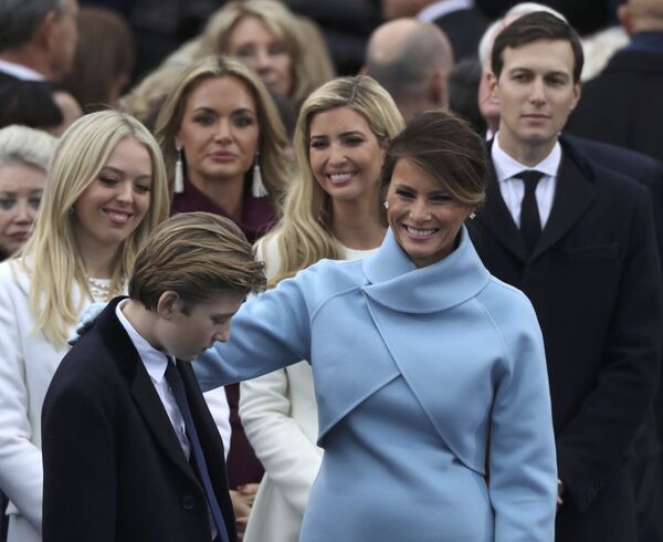 Первая леди США Меланья Трамп и сын Баррон перед инаугурацией - Sputnik Беларусь