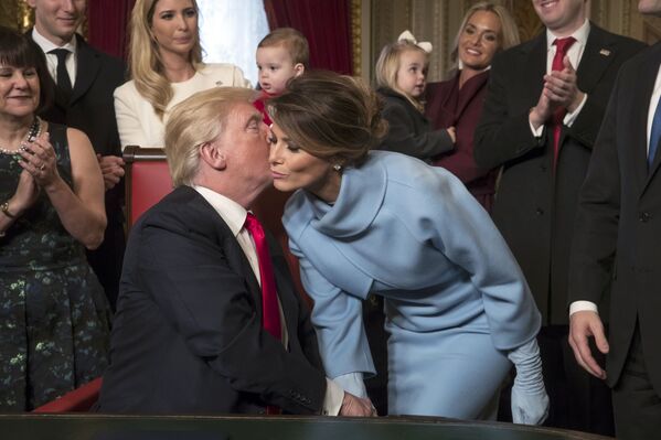 Дональд Трамп целует свою жену Меланью Трамп - Sputnik Беларусь