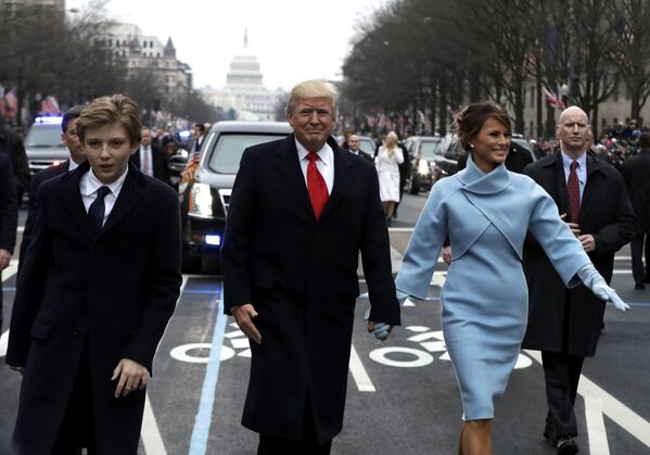 Президент Дональд Трамп с первой леди Меланией Трамп и их сыном Барроном во время парада на Пенсильвания-авеню в Вашингтоне - Sputnik Беларусь
