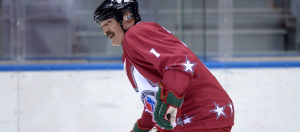 Александр Лукашенко во время товарищеского хоккейного матча - Sputnik Беларусь