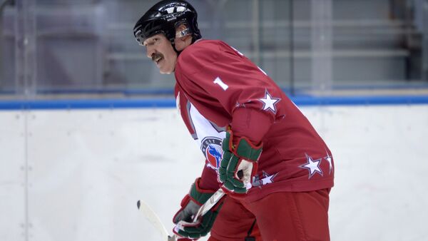 Александр Лукашенко во время товарищеского хоккейного матча - Sputnik Беларусь