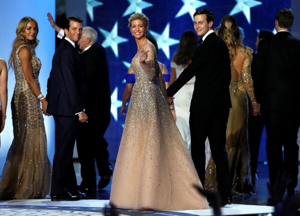 Иванка Трамп и ее муж Джаред Кушнер (справа), Дональд Трамп-младший и его жена Ванесса (слева) - Sputnik Беларусь