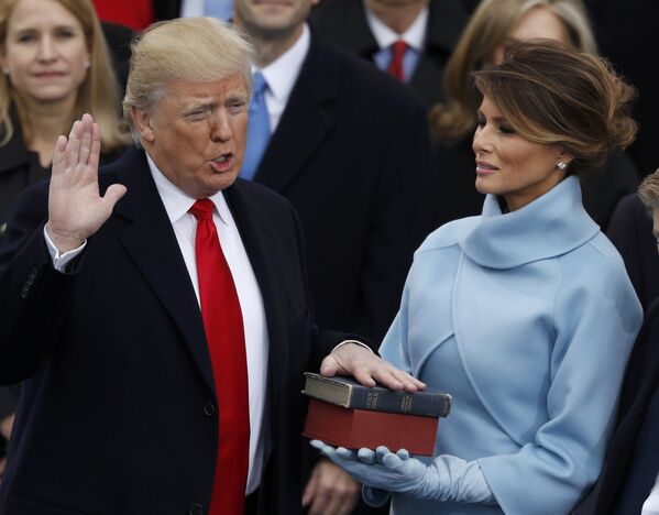 Дональд Трамп присягает на Библии во время его вступления в должность президента США - Sputnik Беларусь