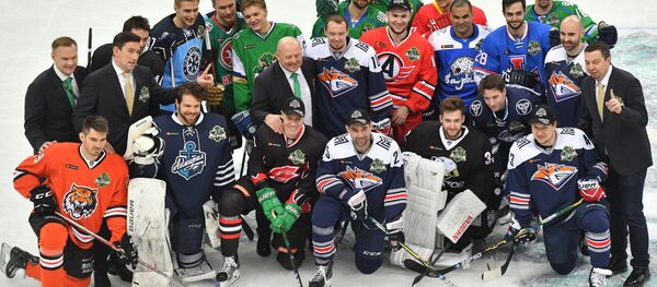 Команда Востока, победившая в мастер-шоу Звезд Континентальной хоккейной лиги в рамках 9-го Матча звезд КХЛ - Sputnik Беларусь