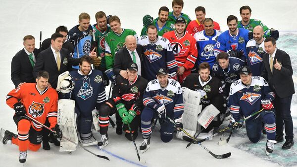 Команда Востока, победившая в мастер-шоу Звезд Континентальной хоккейной лиги в рамках 9-го Матча звезд КХЛ - Sputnik Беларусь