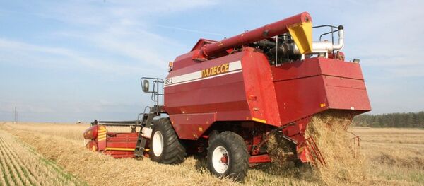 Зерноуборочный комбайн Палессе - Sputnik Беларусь