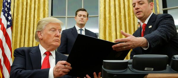 Президент США Дональд Трамп подписывает своей первый указ - Sputnik Беларусь