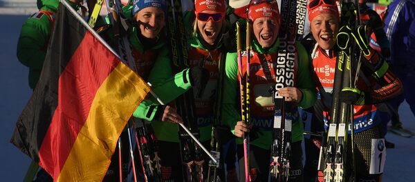 Биатлонистки сборной Германии, завоевавшие золотые медали в эстафете среди женщин на шестом этапе Кубка мира по биатлону сезона 2016/17 - Sputnik Беларусь