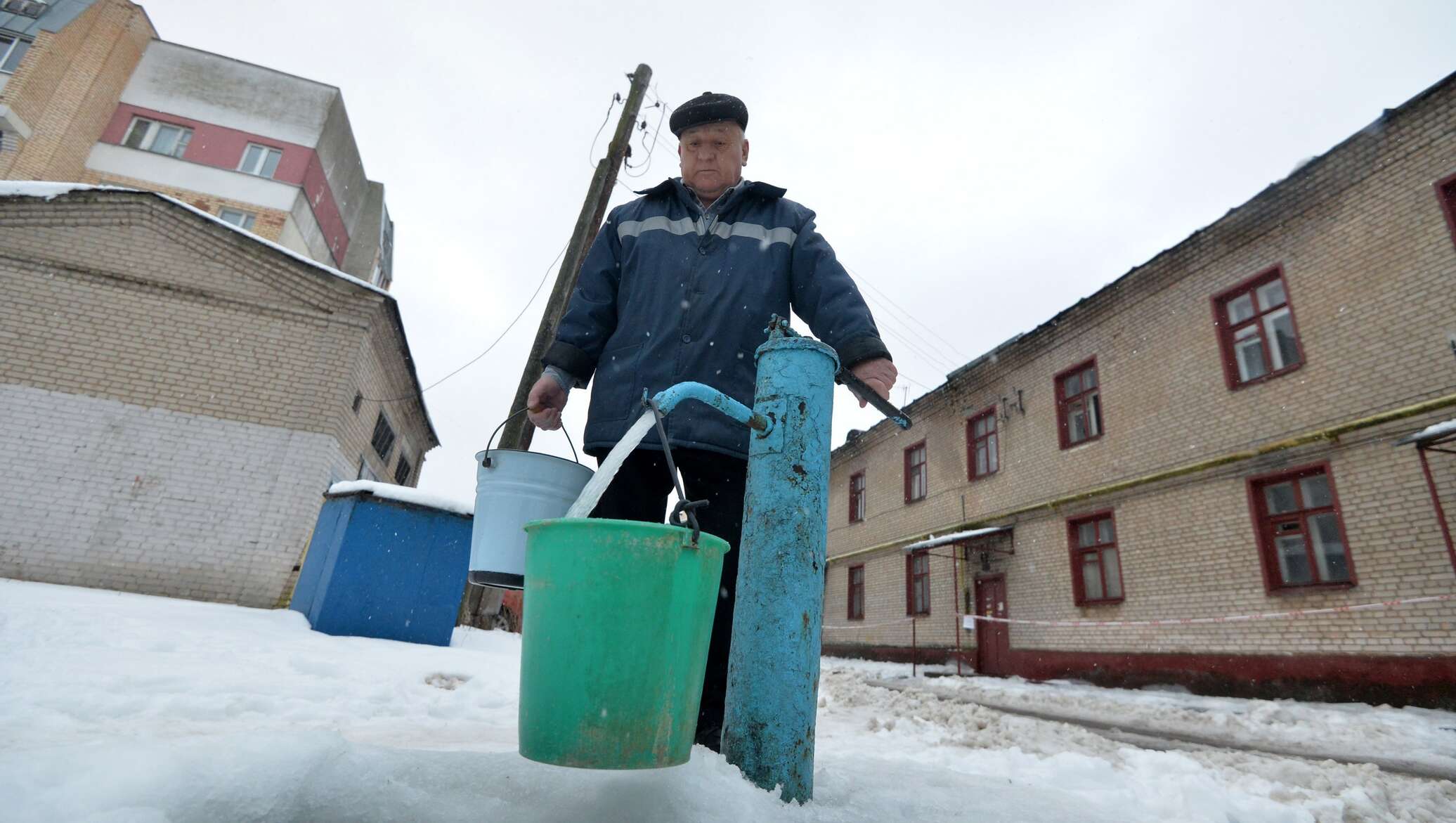 Без воды, зато с грибами: как минчане живут в отселенном бараке -  23.01.2017, Sputnik Беларусь