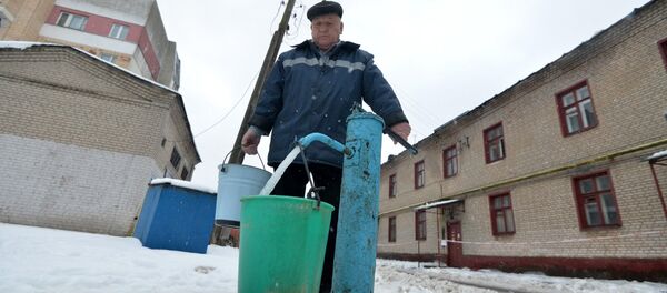 Жильцы дома № 24 по ул. Запорожской за водой ходят в ближайшую колонку - Sputnik Беларусь
