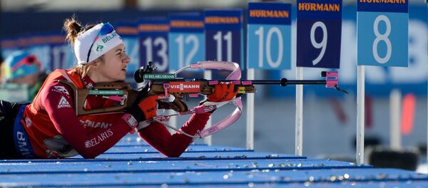 Белорусская биатлонистка Иринка Кривко на лежке в эстафетной гонке в итальянском Антхольце - Sputnik Беларусь