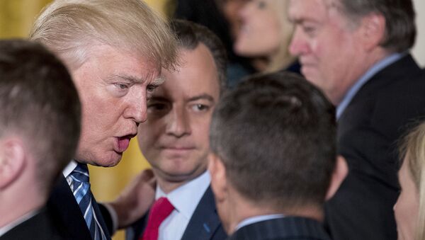 Президент Дональд Трамп в окружении сотрудников Белого дома - Sputnik Беларусь