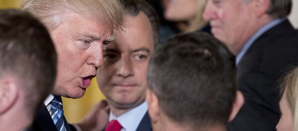Президент Дональд Трамп в окружении сотрудников Белого дома - Sputnik Беларусь